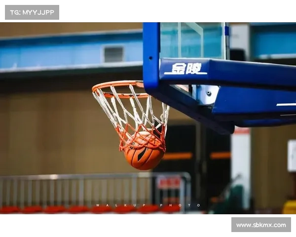 NBA场边摄影揭秘:捕捉瞬间的力量与情感展现 NBA场边摄影揭秘:捕捉瞬间的力量与情感展现